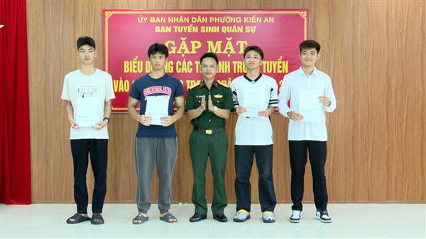 Ban tuyển sinh quân sự phường gặp mặt biểu dương các thí sinh trúng tuyển vào các trường trong Quân đội năm 2026