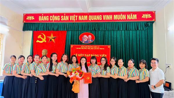 Chi bộ trường Tiểu học Quang Trung kết nạp Đảng viên mới