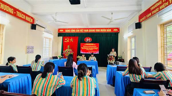 Chi bộ Trường Tiểu học Quang Trung tổ chức sinh hoạt chuyên đề “Tuyên truyền công tác đo đạc, lập bản đồ địa chính, lập hồ sơ địa chính và hoàn thành cơ sở dữ liệu quốc gia về đất đai.”