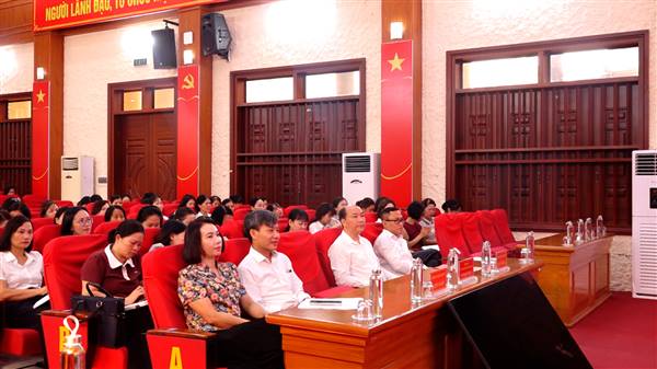 Đội ngũ cán bộ quản lý, giáo viên các trường Mầm non, Tiểu học, Trung học cơ sở trên địa bàn phường tham gia lớp bồi dưỡng, tập huấn lý luận chính trị hè năm 2026