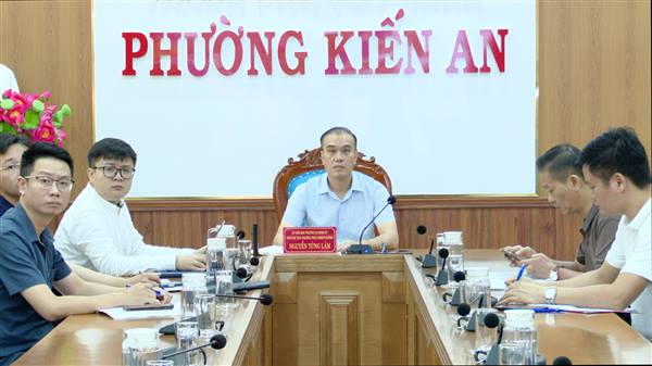 UBND phường tổ chức Hội nghị nghe báo cáo, điều chỉnh thời gian thực hiện dự án đấu giá Hoàng Quốc Việt; phương án điều chỉnh quy hoạch dự án đấu giá Hoàng Quốc Việt và nghe báo cáo phương án cưỡng chế vi phạm xây dựng nhà ông Vũ Hữu Lương tại tổ dân phố Đồng Hoà