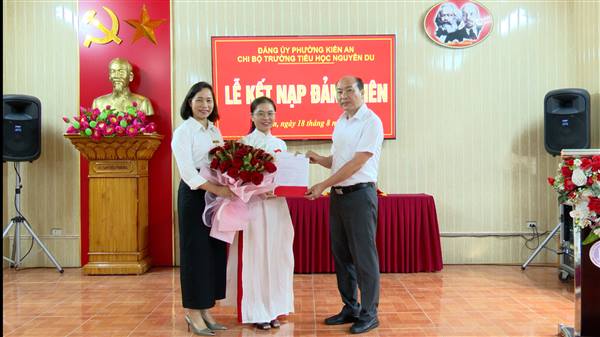 Chi bộ Trường Tiểu học Nguyễn Du kết nạp Đảng viên mới
