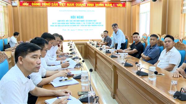 UBND phường làm việc với các hộ dân đang sử dụng đất của UBND phường tại tổ dân phố Lãm Khê (giáp trường Cao đẳng Hàng Hải)