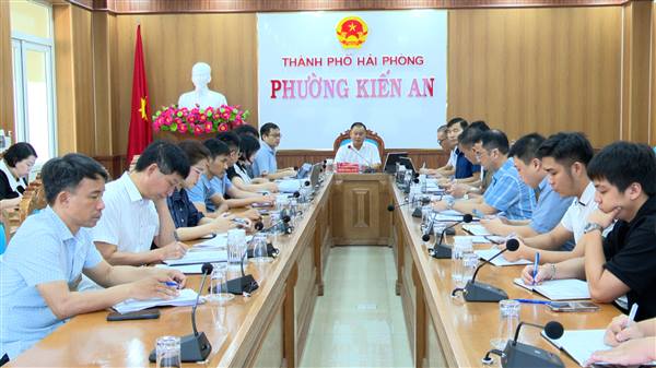 Đồng chí Nguyễn Phong Doanh – Phó Bí thư Đảng uỷ, Chủ tịch UBND phường chủ trì hội nghị nghe báo cáo tiến độ thực hiện các dự án trên địa bàn phường