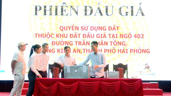 UBND phường Kiến An đấu giá thành công 47 lô đất đủ điều kiện thuộc khu đấu giá đất tại ngõ 402 đường Trần Nhân Tông