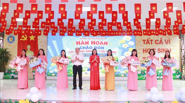 Trường Tiểu học Nguyễn Du chào đón học sinh lớp 1 tựu trường  năm học 2026-2027