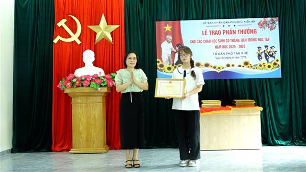 Tổ dân phố Tân Khê trao phần thưởng cho 342 em học sinh có thành tích trong năm học năm 2025 – 2026