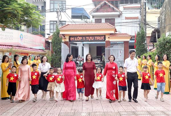 Học sinh lớp 1 háo hức ngày đầu đến trường