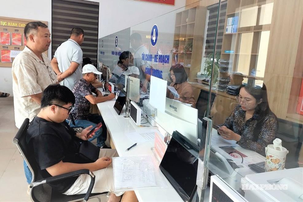 Công dân đến thực hiện thủ tục hành chính tại Trung tâm Phục vụ hành chính công phường An Hải.