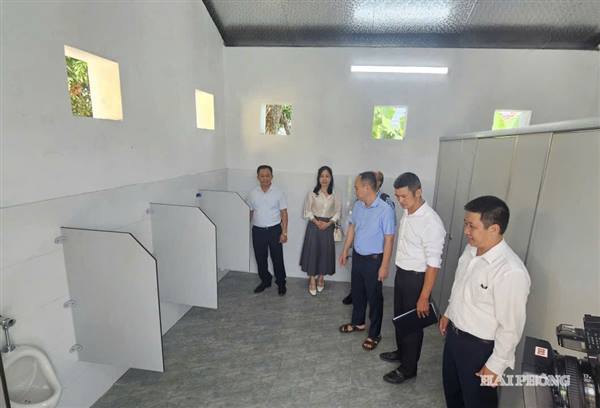 ‘Chữa bẩn’ nhà vệ sinh trường học