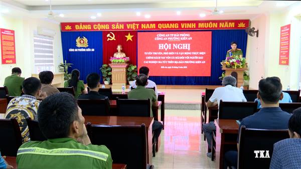 Công an phường tuyên truyền, phổ biến và vận động thực hiện chính sách vay vốn ưu đãi đối với người sau cai nghiện ma túy trên địa bàn phường