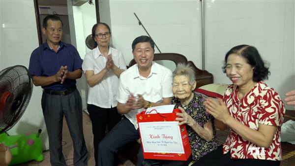 Đồng chí Nguyễn Văn Thắng - Ủy viên Ban Thường vụ Đảng ủy, Phó Chủ tịch HĐND phường thăm, tặng quà người cao tuổi nhân Ngày Quốc tế Người cao tuổi 01/10