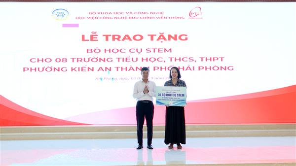 Phường Kiến An tiếp nhận hỗ trợ học cụ STEM, trao tặng trống cho các trường học công lập trên địa bàn phường
