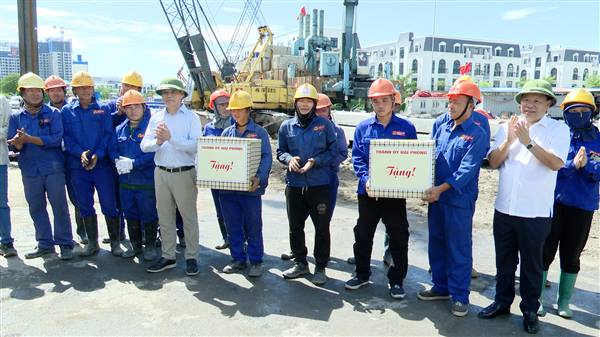 Đồng chí Bí thư Thành ủy Lê Ngọc Châu thăm, động viên cán bộ, người lao động thi công tại Dự án đầu tư xây dựng tuyến đường nối Quốc lộ 5 với Quốc lộ 10 đoạn qua địa bàn Kiến An nhân dịp kỷ niệm 81 năm Quốc khánh nước Cộng hòa xã hội chủ nghĩa Việt Nam (02/9/1945 - 02/9/2026).