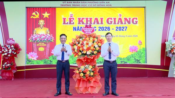 Các đồng chí lãnh đạo Đảng ủy – HĐND – UBND - Ủy ban MTTQ Việt Nam phường dự Lễ khai giảng năm học mới 2026-2027 và trao 65 suất quà cho học sinh có hoàn cảnh khó khăn tại các trường học trên địa bàn phường