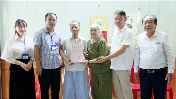 Trung tâm Phục vụ hành chính công phường trao giấy chứng nhận quyền sử dụng đất tại nhà cho người dân