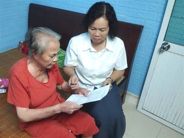 Trung tâm Phục vụ hành chính công phường hỗ trợ công dân cao tuổi làm thủ tục ủy quyền lĩnh lương hưu tại nhà