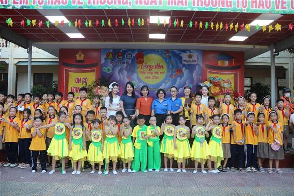 Các em học sinh trường Tiểu học Quán Trữ vui Tết Trung thu