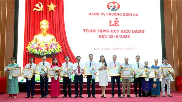 Đảng uỷ phường tổ chức Lễ trao tặng Huy hiệu Đảng đợt 02/9/2026