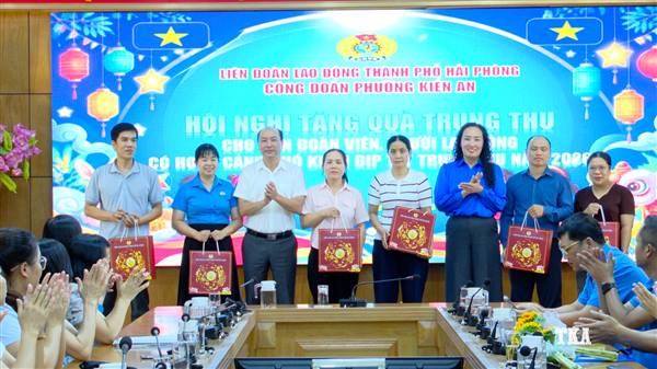 Công đoàn phường công bố Quyết định thành lập 4 Công đoàn cơ sở, tập huấn nghiệp vụ và trao quà trung thu