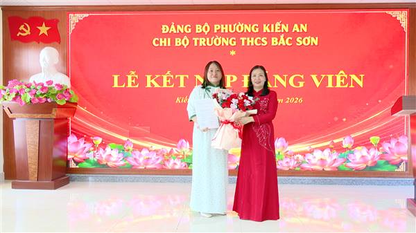 Chi bộ Trường THCS Bắc Sơn tổ chức Lễ kết nạp đảng viên mới