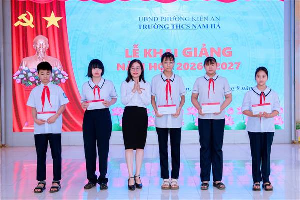 Ngân hàng Agribank chi nhánh Đông Kiến An trao 60 suất quà tặng các em học sinh có hoàn cảnh đặc biệt khó khăn trên địa bàn phường Kiến An