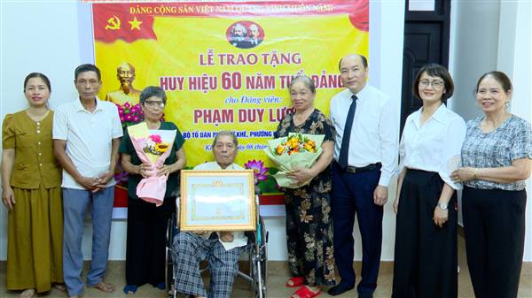 Đảng ủy phường tổ chức các đoàn trao Huy hiệu Đảng tại nhà cho đảng viên đợt 02/9/2026