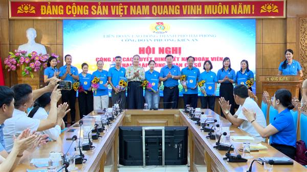 Công đoàn phường công bố các quyết định thành lập Công đoàn cơ sở; hướng dẫn sử dụng vay vốn của Quỹ trợ vốn CNVCLĐ nghèo LĐLĐ thành phố; tập huấn, hướng dẫn về thỏa ước lao động tập thể và đối thoại tại nơi làm việc cho cán bộ Công đoàn cơ sở