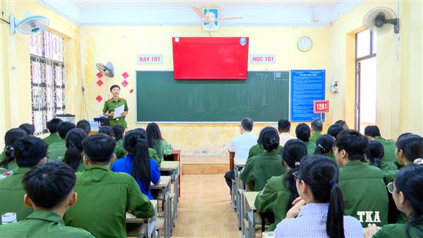 Tấp huấn, đào tạo kỹ năng lái xe mô tô, xe gắn máy an toàn cho học sinh trường THPT Đồng Hòa