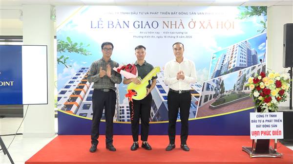 Công ty TNHH Đầu tư và Phát triển Bất động sản Vạn Phúc Điền tổ Lễ bàn giao những căn hộ thuộc dự án nhà ở xã hội Golden Point Residences Đồng Hòa, phường Kiến An