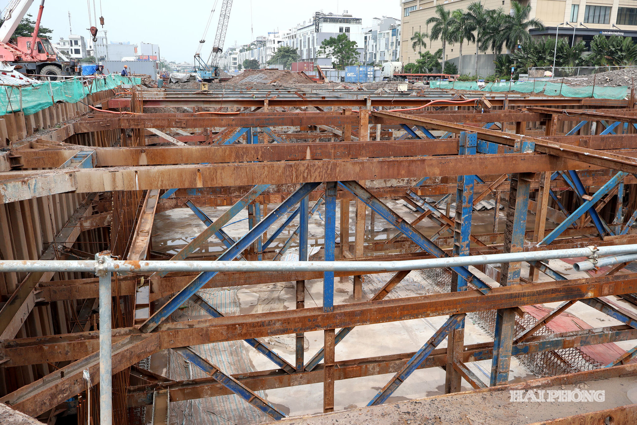 Thi công lắp dựng khung chống, tường chắn tại nút giao khác mức giữa đường Bùi Viện - Võ Nguyên Giáp.
