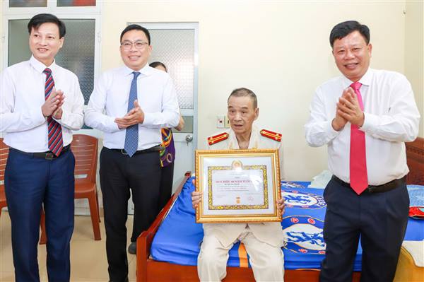 Phó Chủ tịch UBND thành phố Lê Trung Kiên trao tặng Huy hiệu 60 năm tuổi Đảng cho đảng viên lão thành tại thôn Thái Lai, xã Kiến Hải