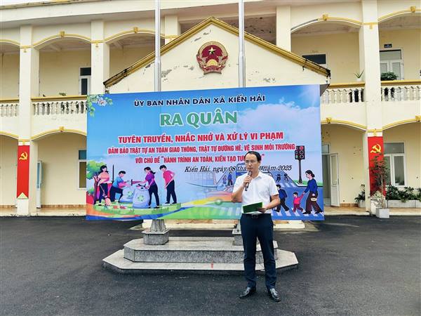 XÃ KIẾN HẢI PHÁT ĐỘNG RA QUÂN TUYÊN TRUYỀN, NHẮC NHỞ VÀ XỬ LÝ VI PHẠM TRẬT TỰ AN TOÀN GIAO THÔNG, TRẬT TỰ ĐƯỜNG HÈ, VỆ SINH MÔI TRƯỜNG THÁNG 11/2025 