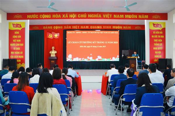 Đảng ủy - HĐND - UBND - UBMTTQ VN xã Kiến Hải trang trọng tổ chức lễ chào cờ và sinh hoạt dưới cờ tháng 12/2025