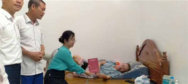 Lãnh đạo UBND xã Kiến Hải – cùng Lãnh đạo Ngân hàng Agribank Chi nhánh Kiến Hải đã đến thăm hỏi, động viên và trao quà hỗ trợ hộ gia đình có hoàn cảnh khó khăn
