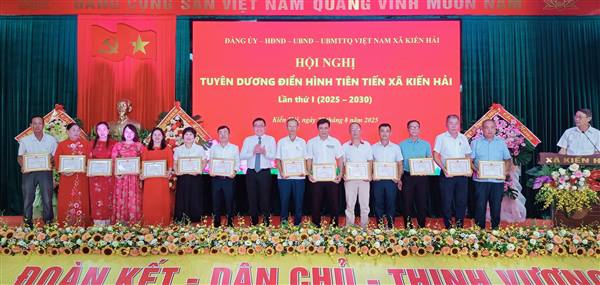 Đảng ủy - HĐND - UBND - Ủy ban MTTQ Việt Nam xã Kiến Hải long trọng tổ chức Hội nghị tuyên dương điển hình tiên tiến lần thứ I, giai đoạn 2025-2030.