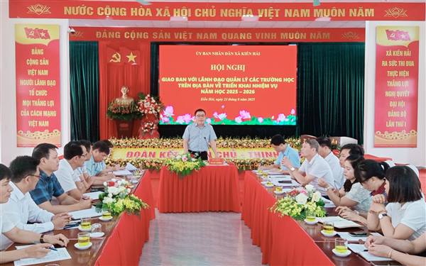Ủy ban nhân dân xã Kiến Hải tổ chức Hội nghị giao ban với lãnh đạo, quản lý các trường học trên địa bàn về triển khai nhiệm vụ năm học 2025 - 2026.