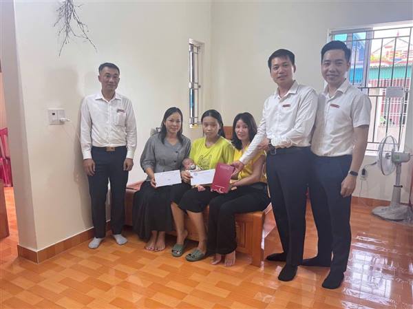 TẶNG QUÀ HỖ TRỢ CHÁU BÙI THỊ TRANG - THÔN ĐẮC LỘC 2, XÃ KIẾN HẢI - GIA ĐÌNH CÓ HOÀN CẢNH ĐẶC BIỆT KHÓ KHĂN