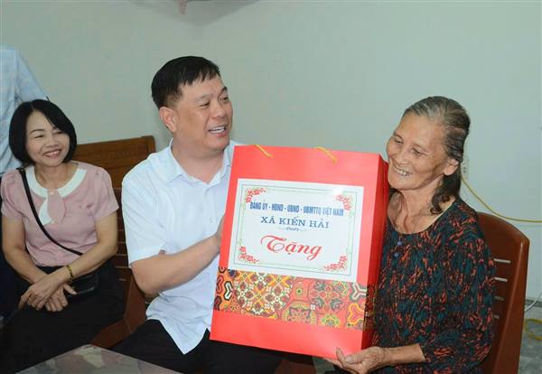Xã Kiến Hải tổ chức thăm, tặng quà người cao tuổi nhân kỷ niệm 35 năm Ngày Quốc tế Người cao tuổi