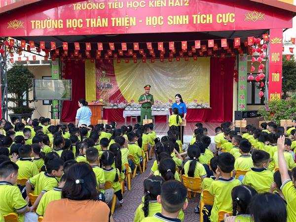 CÔNG AN XÃ KIẾN HẢI TUYÊN TRUYỀN PHÁP LUẬT VỀ TRẬT TỰ, AN TOÀN GIAO THÔNG TẠI TRƯỜNG TIỂU HỌC KIẾN HẢI 2