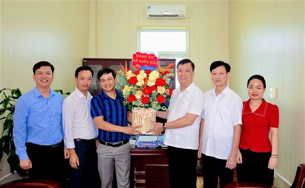 Thường trực Đảng ủy xã Kiến Hải thăm, tặng hoa chúc mừng các cơ quan, tổ chức nhân dịp kỷ niệm các ngày truyền thống trong tháng 10