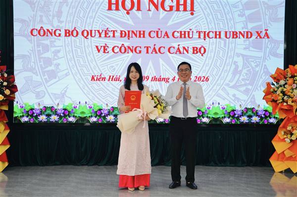 Ủy ban nhân dân xã Kiến Hải tổ chức Hội nghị công bố Quyết định của Chủ tịch UBND xã về công tác cán bộ.