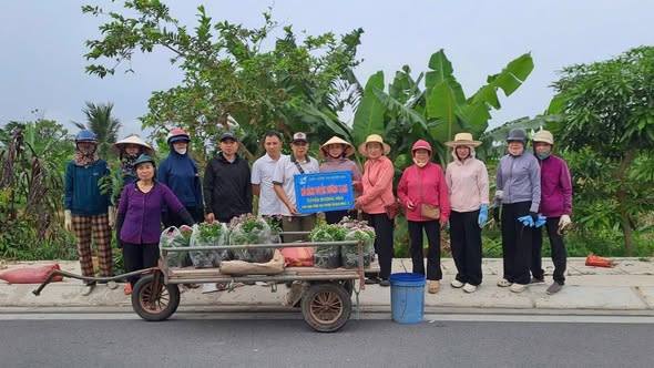 Hội Liên hiệp Phụ nữ xã Kiến Hải tiếp tục nhân rộng mô hình dân vận khéo với hoạt động “Trồng tuyến đường hoa tại Chi hội Phụ nữ thôn Quần Mục 3”.