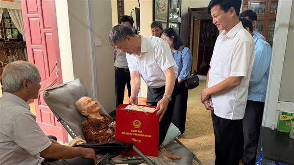 LÃNH ĐẠO XÃ KIẾN HẢI THĂM, TẶNG QUÀ MẸ VIỆT NAM ANH HÙNG NHÂN DỊP KỶ NIỆM 51 NĂM NGÀY GIẢI PHÓNG MIỀN NAM, THỐNG NHẤT ĐẤT NƯỚC VÀ 71 NĂM NGÀY GIẢI PHÓNG HẢI PHÒNG