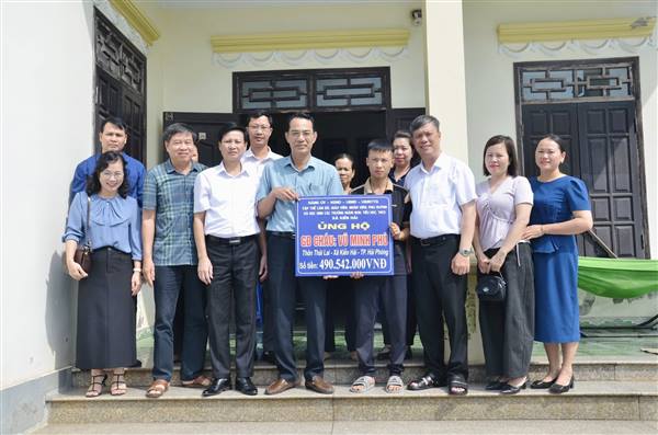 Xã Kiến Hải trao tặng gần 500 triệu đồng hỗ trợ gia đình cháu Vũ Minh Phú, thôn Thái Lai, xã kiến Hải mắc bệnh hiểm nghèo