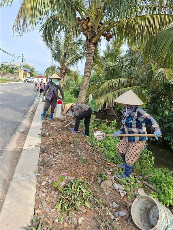 HỘI LIÊN HIỆP PHỤ NỮ XÃ KIẾN HẢI RA QUÂN DỌN CỎ, VỆ SINH MÔI TRƯỜNG