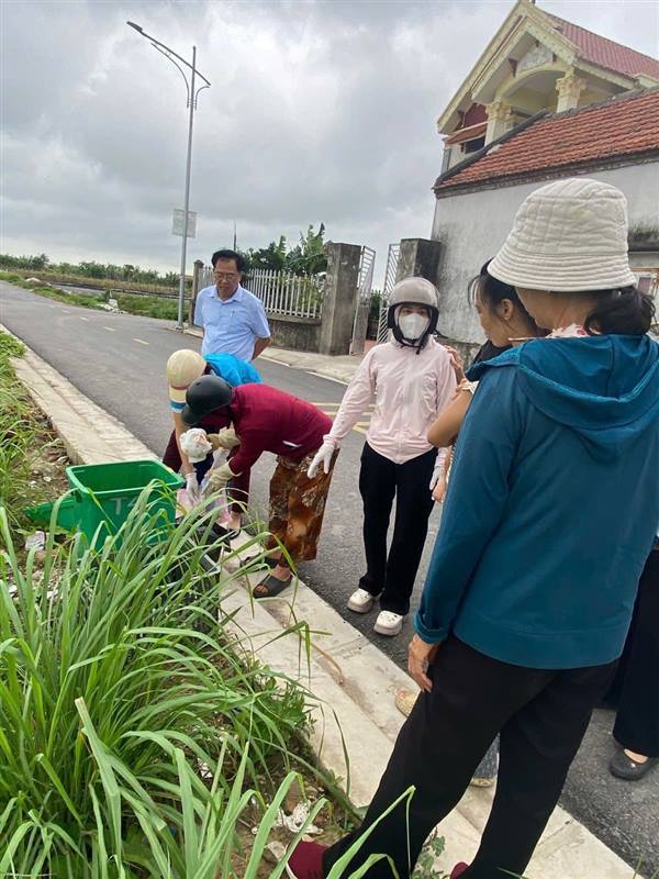 Hội Liên hiệp Phụ nữ xã Kiến Hải tổ chức giám sát, hướng dẫn phân loại rác thải sinh hoạt tại thôn 1 và thôn 4