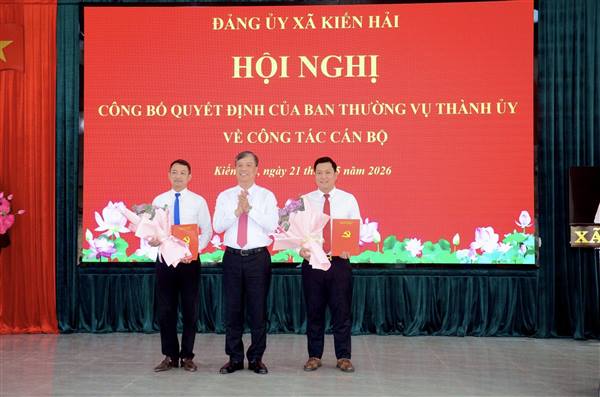 ĐẢNG ỦY XÃ KIẾN HẢI CÔNG BỐ CÁC QUYẾT ĐỊNH VỀ CÔNG TÁC CÁN BỘ, THÀNH LẬP VÀ NÂNG CẤP TỔ CHỨC CƠ SỞ ĐẢNG