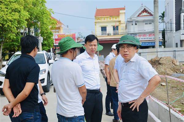 ĐỒNG CHÍ CHỦ TỊCH UBND XÃ KIẾN HẢI KIỂM TRA TIẾN ĐỘ THI CÔNG CÁC CÔNG TRÌNH, DỰ ÁN ĐẦU TƯ CÔNG TRÊN ĐỊA BÀN