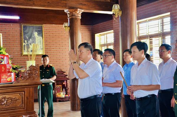 Xã Kiến Hải tổ chức Lễ dâng hương tưởng niệm Chủ tịch Hồ Chí Minh nhân dịp kỷ niệm 51 năm Ngày Giải phóng miền Nam, thống nhất đất nước